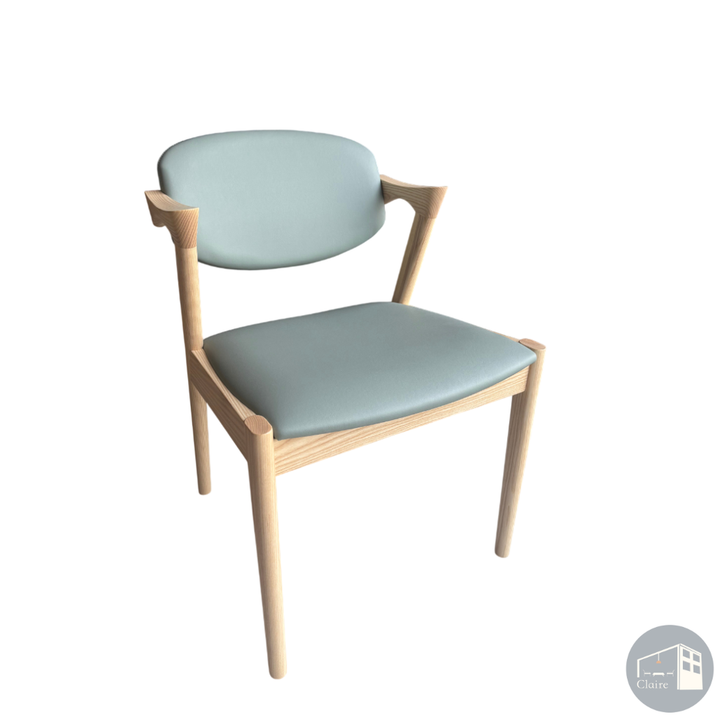 訂製家具｜莫蘭迪藍原木色日系餐桌椅｜自然木感 × 溫潤弧形扶手