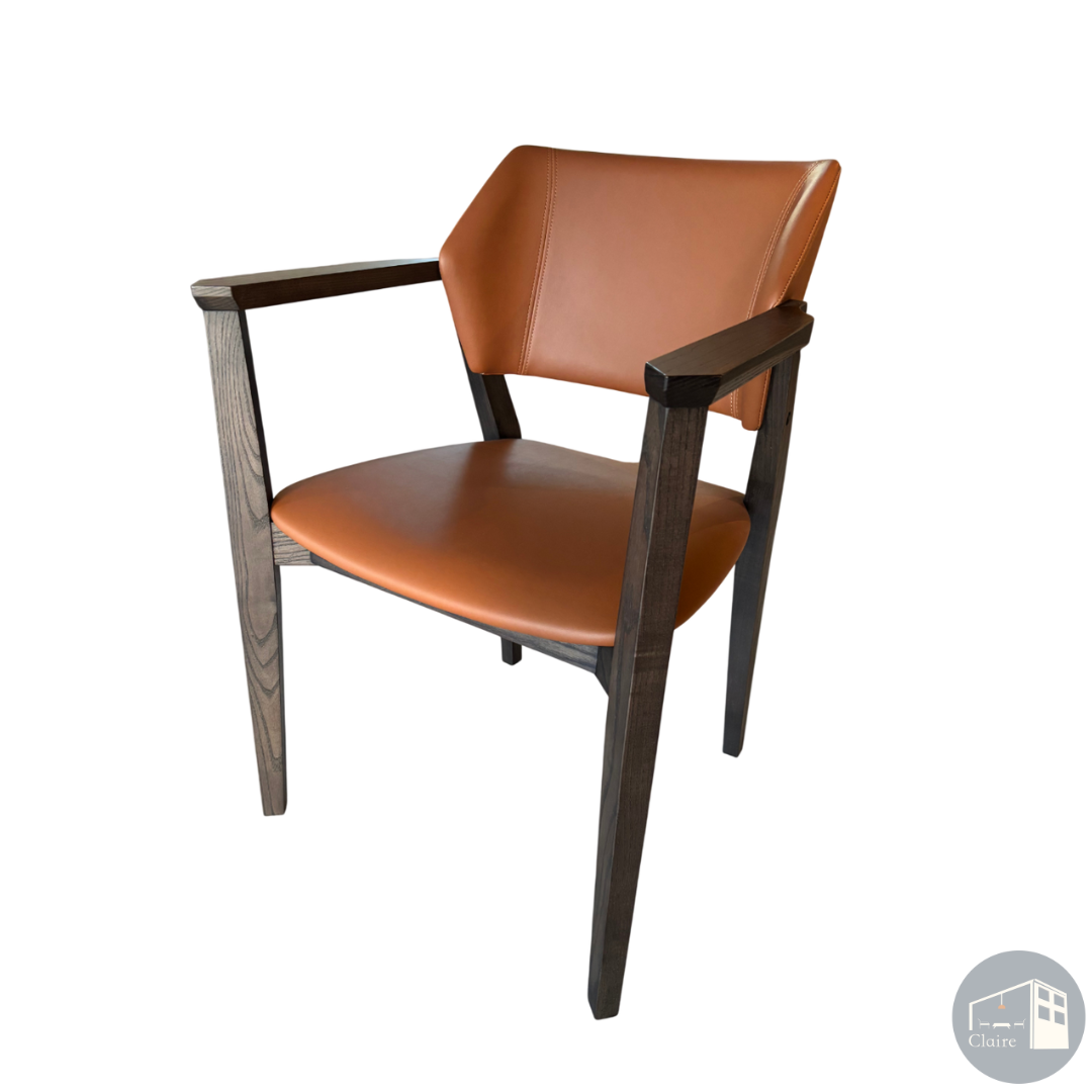 訂製家具｜質感棕方弧餐桌椅｜有扶手款｜方形輪廓 × 弧度包覆 × 穩定支撐